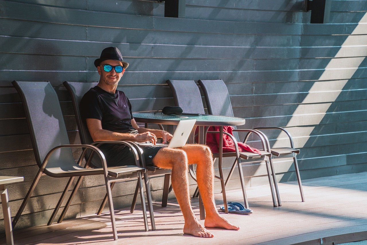 Digital nomads are now becoming online traders